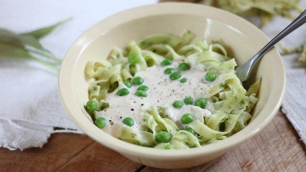Pâtes aux petits pois, sauce crémeuse aux échalotes et ail des ours
